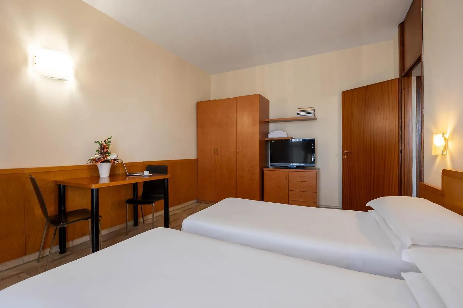 Ih Hotels Milano Aparthotel Argonne Park 3*, Milan