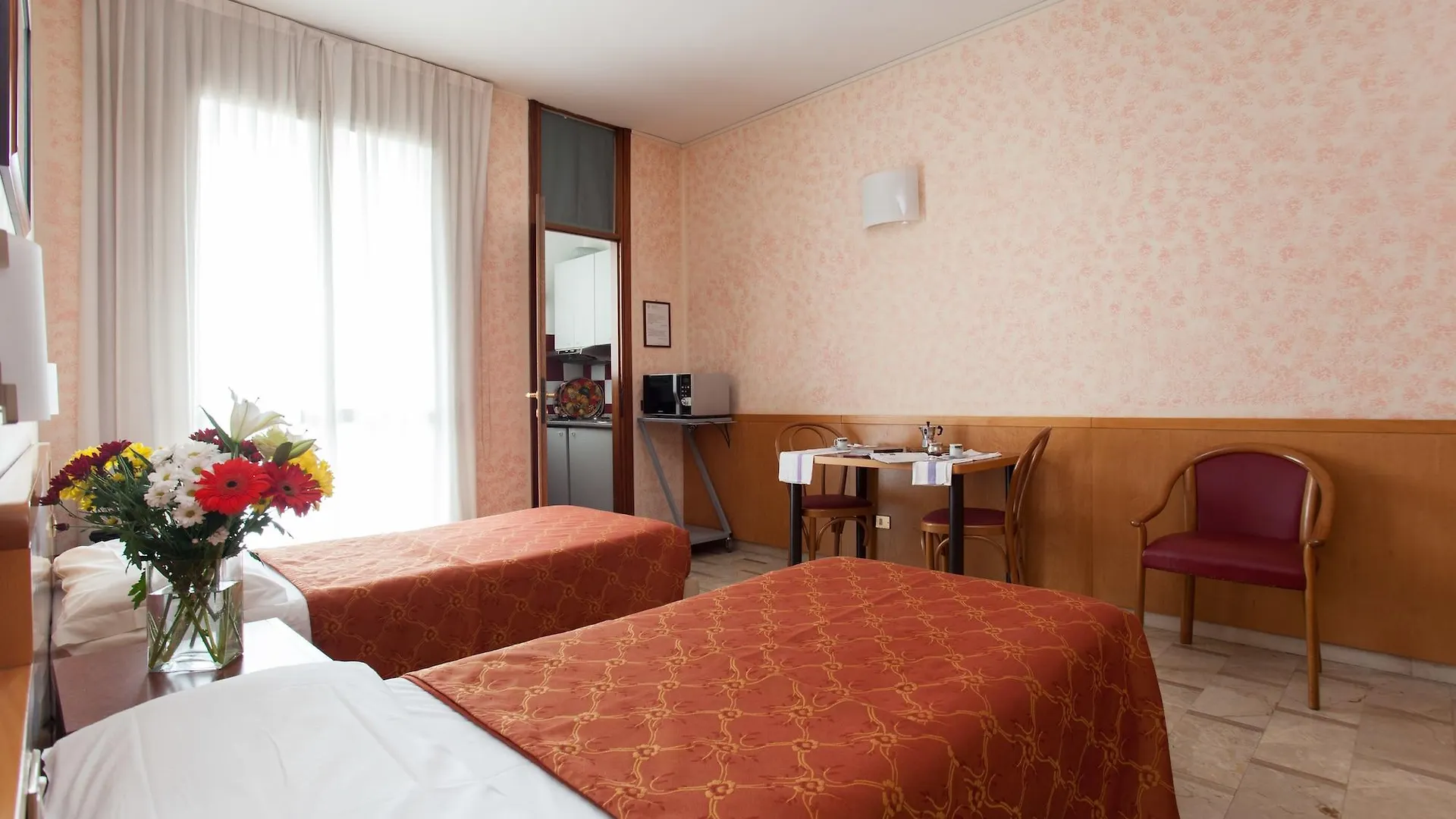 Ih Hotels Milano Aparthotel Argonne Park 3*, Milan